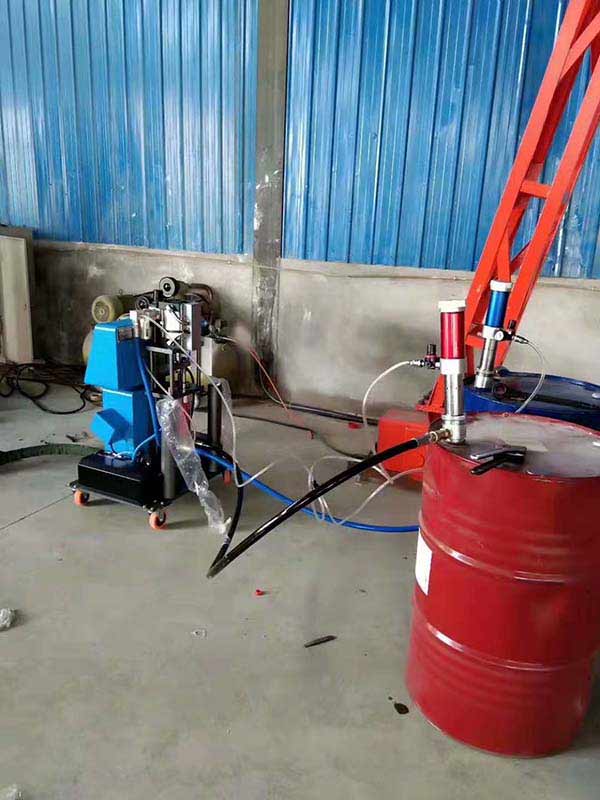 JNJX-Q1600型聚氨酯噴涂機(圖2) 聚氨酯噴涂機設(shè)備保溫施工現(xiàn)場