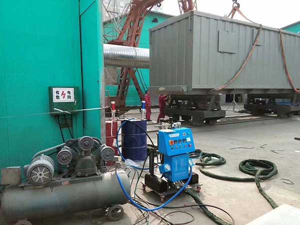 湖南聚氨酯發(fā)泡設備集裝箱移動房保溫施工(圖1) Q2600聚氨酯發(fā)泡設備應用于集裝箱移動房保溫施工